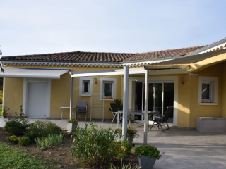 Un store une pergola et une toile tendue