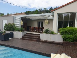 Pergola bioclimatique gris clair à lames orientables