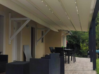 Pergola à toile rétractable avec éclairage Led intégré