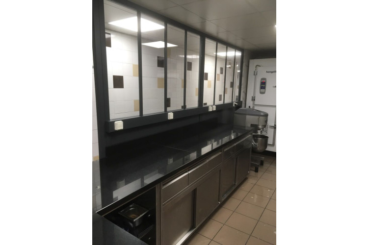 Verrière dans une cuisine professionnelle 