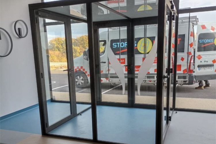 SAS d'entrée d'un laboratoire en Ardèche