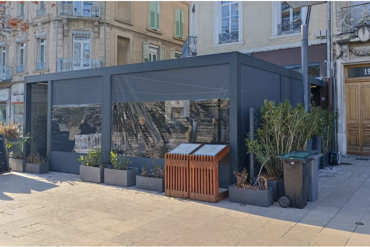 Store velum pour la terrasse d'un restaurant à Valence