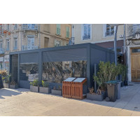 Store velum pour la terrasse d'un restaurant à Valence