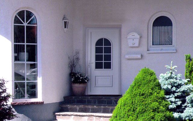 Installation d'un porte d'entrée blanche avec vitrage cintré