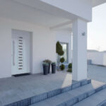 Porte d'entrée Alu blanche avec barre de tirage