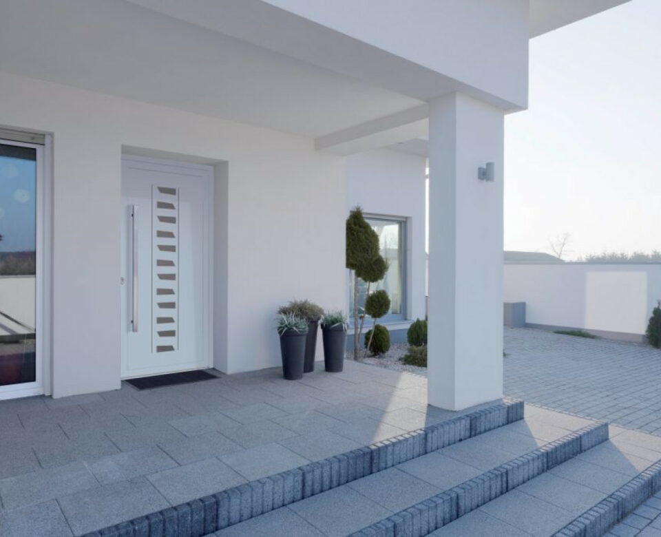 Porte d'entrée Alu blanche avec barre de tirage