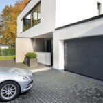 Porte de garage Alu grise, motorisée et sectionnelle. Sur mesure