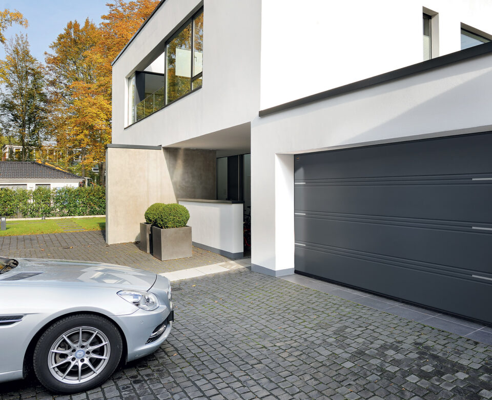 Porte de garage Alu grise, motorisée et sectionnelle. Sur mesure