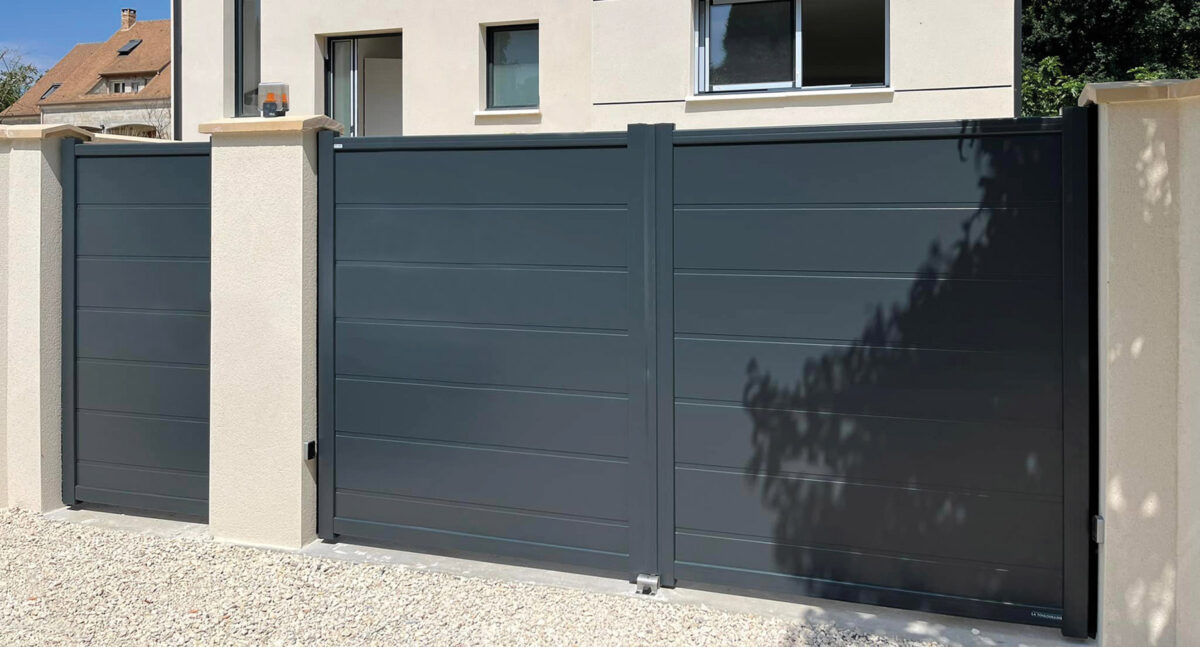 Portail battant et portillon assorti. couleur gris. Portai motorisé. sur mesure
