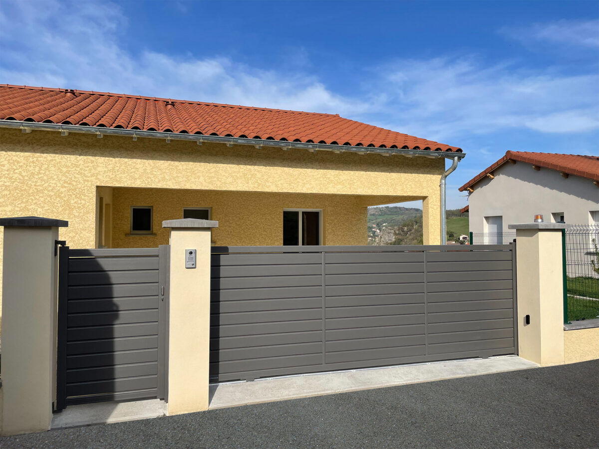 Portail coulissant et portillon assorti. couleur gris beige. motorisable. sur mesure