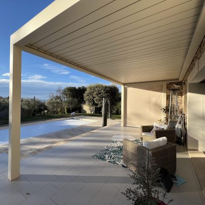 Pergola bioclimatique adossée